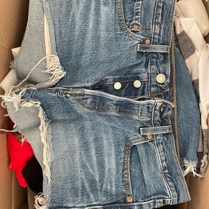 DISTRESSED 501 LEVIS SHORTS- MEDIUM WASH